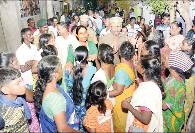 மோட்டார் சைக்கிள்களில் வேகமாக சென்றதை தட்டிக் கேட்டதால் ஆத்திரம்: வெடிகுண்டு வீச்சு