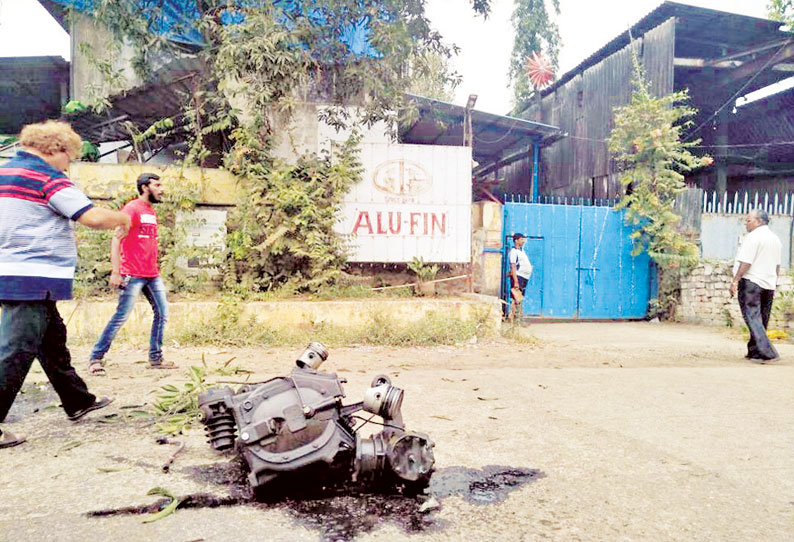 தொழிற்சாலையில் ‘ஏர்கம்பிரஷர்’ வெடித்து 2 ஊழியர்கள் படுகாயம் சாலையில் சென்ற 2 பேர் உயிர் தப்பினர்