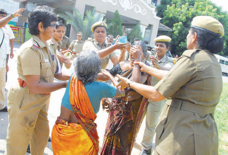 பெரம்பலூர் கலெக்டர் அலுவலகத்தில் 2 பெண்கள் தீக்குளிக்க முயன்றதால் பரபரப்பு