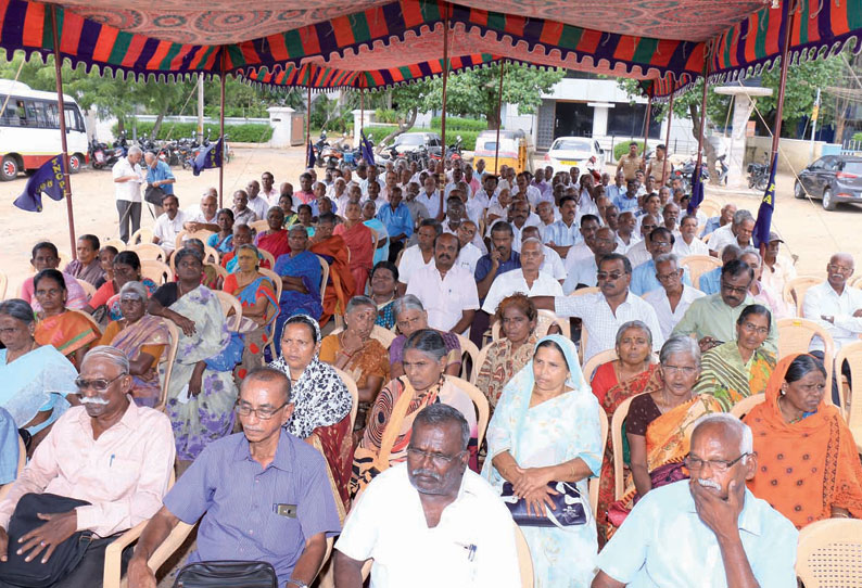 பாளையங்கோட்டையில் ஓய்வுபெற்ற அரசு ஊழியர்கள் தர்ணா போராட்டம்