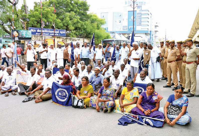 சாலை மறியல் போராட்டத்தில் ஈடுபட்ட ஓய்வுபெற்ற போக்குவரத்து கழக தொழிலாளர்கள் 250 பேர் கைது