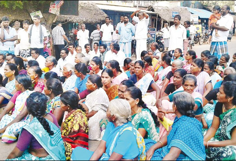 கோவில் அருகே உள்ள மதுக்கடையை அகற்றக்கோரி சாலை மறியல்