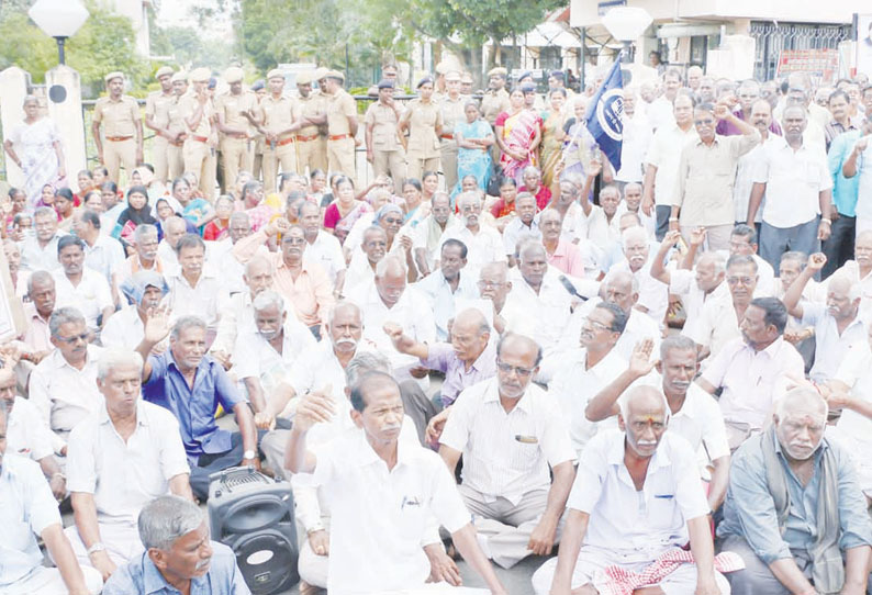 அரசு போக்குவரத்து கழக ஓய்வுபெற்றோர் நல அமைப்பினர் மறியல் போராட்டம் 213 பேர் கைது