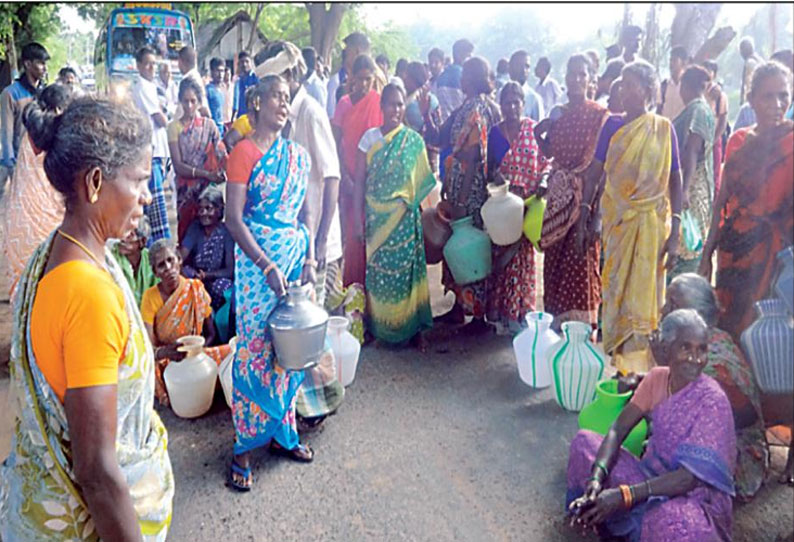 குமராட்சி அருகே குடிநீர் தொட்டி அமைக்கக்கோரி காலி குடங்களுடன் பொதுமக்கள் சாலை மறியல்