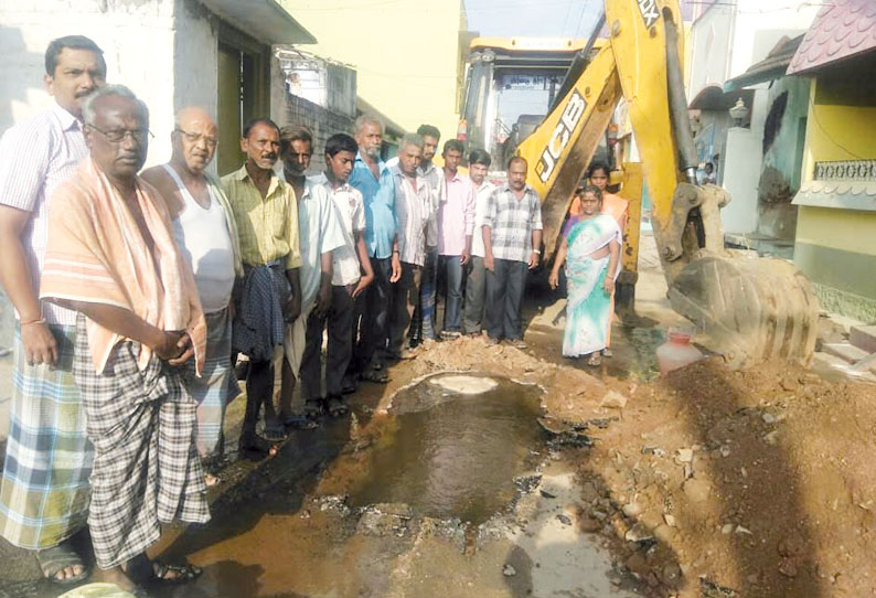 பாதாள சாக்கடைக்கு குழி தோண்டிய போது குடிநீர் குழாய் உடைப்பு