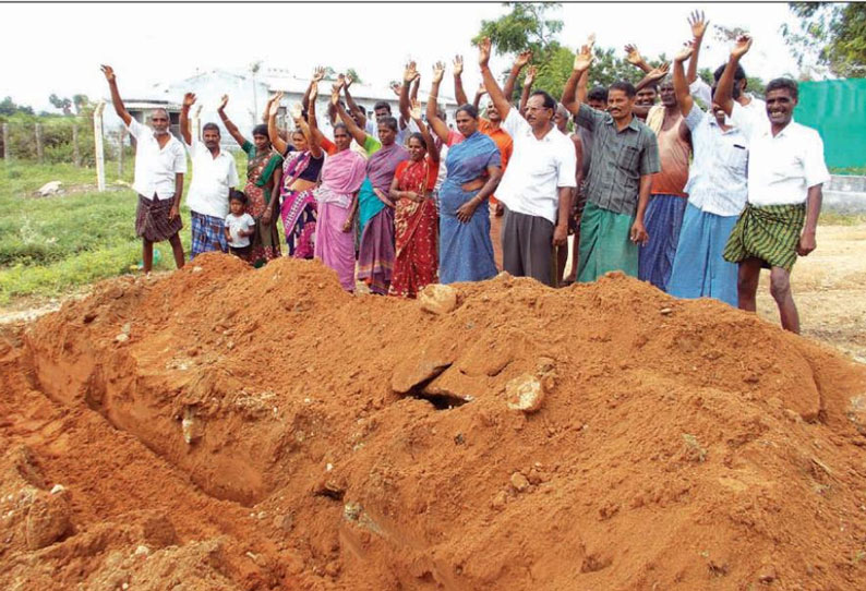 மடத்துக்குளம் அருகே கோழிப்பண்ணைக்கு செல்லும் வழியில் பள்ளம் தோண்டி போராட்டம்