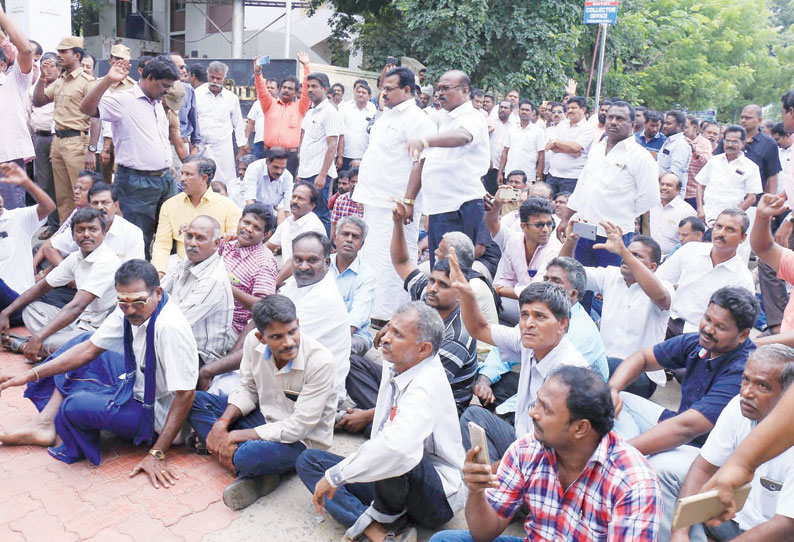 கலெக்டர் அலுவலகத்தில் முற்றுகை போராட்டத்தில் ஈடுபட்ட கேபிள் டி.வி. ஆபரேட்டர்கள் 350 பேர் கைது