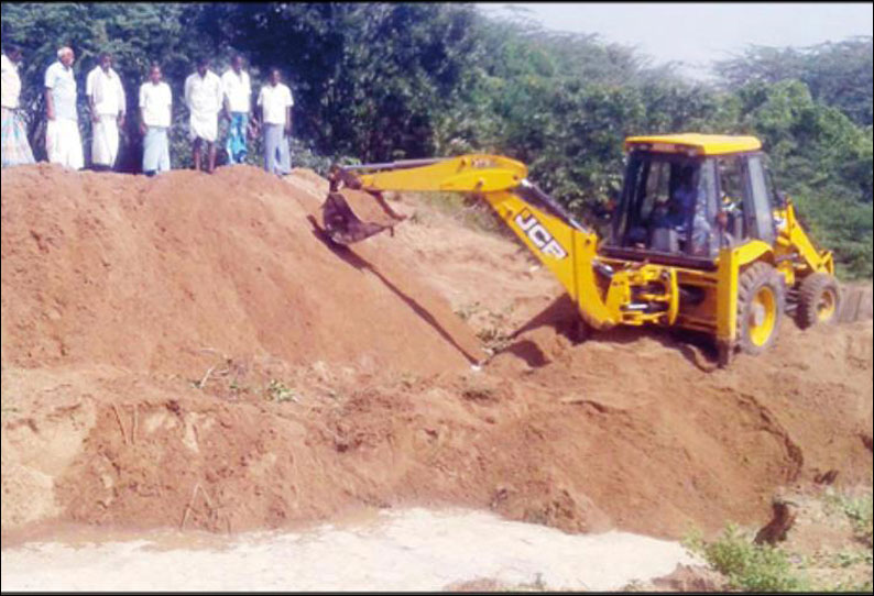 மலட்டாறு கிளை வாய்க்காலை சொந்த செலவில் தூர்வாரிய விவசாயிகள்