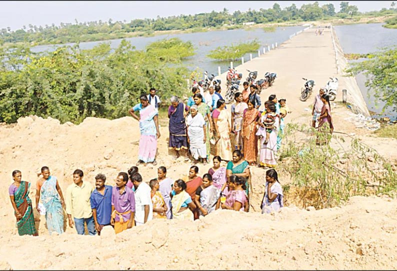 கலெக்டர் அலுவலகம் எதிரில் உள்ள பெண்ணையாற்று தடுப்பணை பாதையை திறந்து விடக்கோரி போராட்டம்