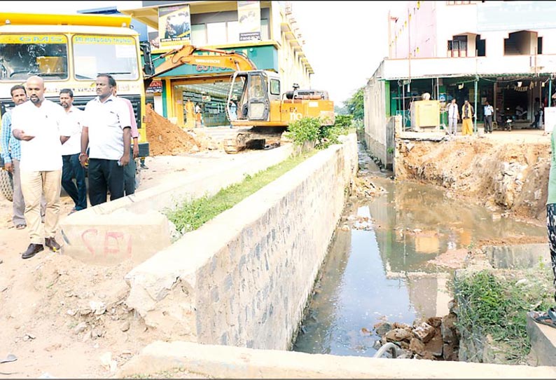 மாவட்டத்தில் ஏரிகளில் உள்ள 2,383 ஆக்கிரமிப்புகளை அகற்ற நடவடிக்கை அதிகாரி தகவல்