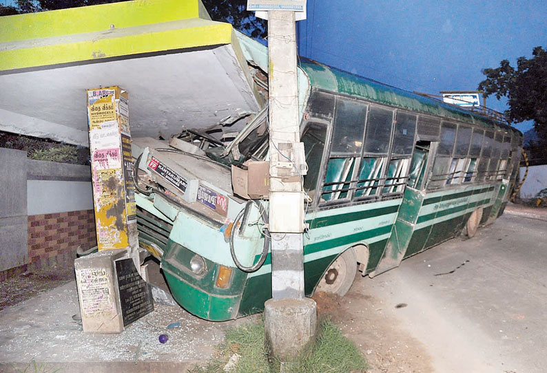 நாகர்கோவில் பார்வதிபுரத்தில் தறிகெட்டு ஓடிய பஸ், நிழற்குடையில் மோதி நொறுங்கியது