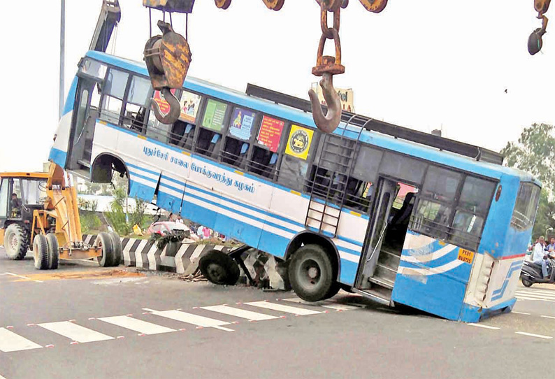 Seven People Injured For A Bus Crashed Into A Road Blocked ...