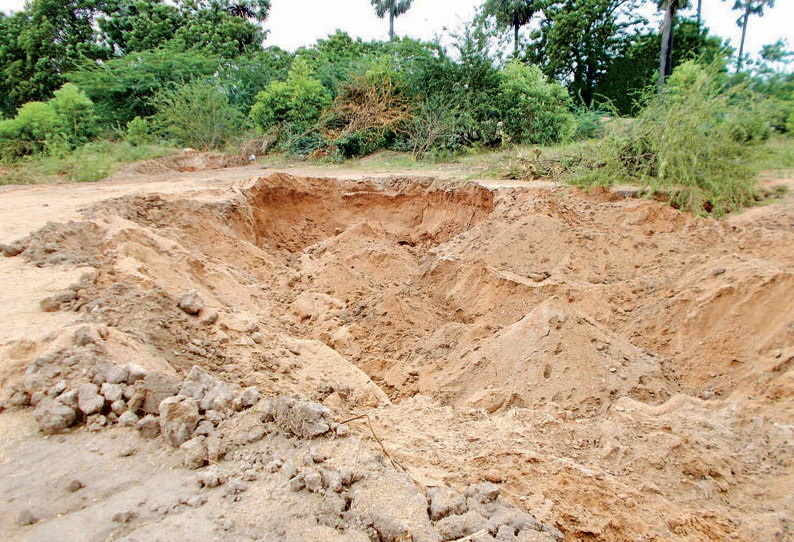 திருமங்கலம் குண்டாற்றில் மணல் திருட்டு பொதுமக்கள் நடவடிக்கை எடுக்க வேண்டுகோள்