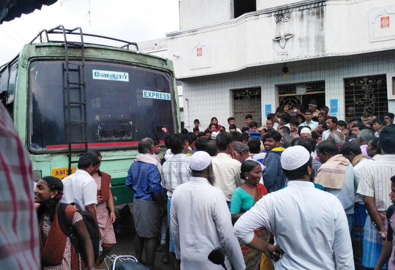 அணைக்கட்டு அருகே முறைகேடாக தனிநபருக்கு பட்டா வழங்கியதை கண்டித்து பொதுமக்கள் சாலை மறியல்