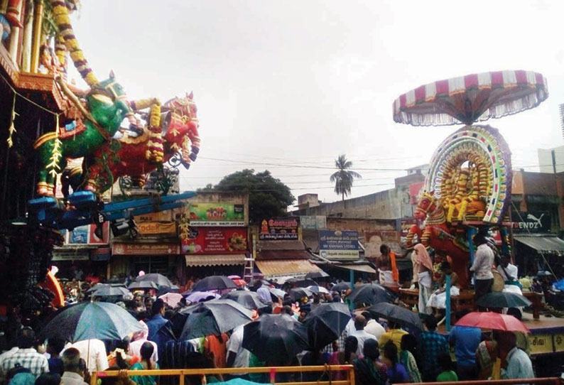 கொட்டும் மழையில் குதிரை வாகனத்தில் சந்திரசேகரர் வீதிஉலா