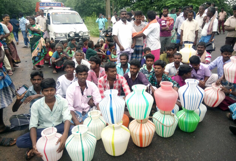 புத்தாநத்தம் அருகே குடிநீர் கேட்டு காலிக்குடங்களுடன் கிராம மக்கள் சாலை மறியல்