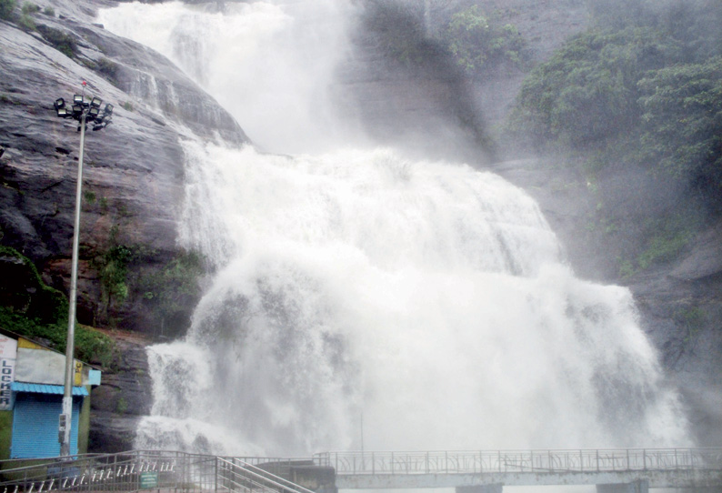 குற்றாலம் அருவிகளில் 2–வது நாளாக வெள்ளப்பெருக்கு சுற்றுலா பயணிகள் குளிக்க தடை