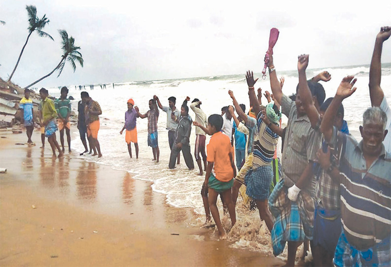 பொம்மையார்பாளையத்தில் தூண்டில் வளைவு அமைக்க கோரி மீனவர்கள் கடலில் இறங்கி போராட்டம்