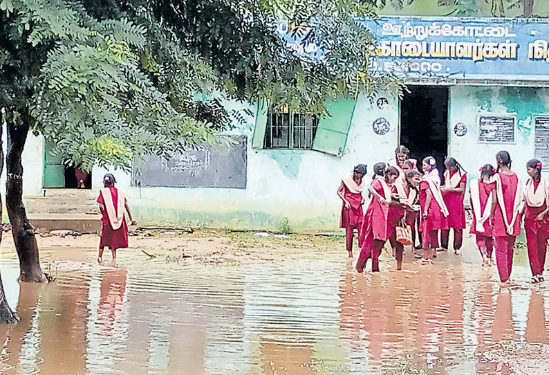 ஊத்துக்கோட்டையில் அரசு பள்ளியில் மழைநீர் தேங்கி நிற்பதால் மாணவிகள் அவதி