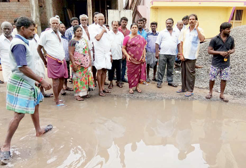 முத்தையாபுரத்தில் மழைநீர் தேங்கிய பகுதிகளில் கீதாஜீவன் எம்.எல்.ஏ. ஆய்வு