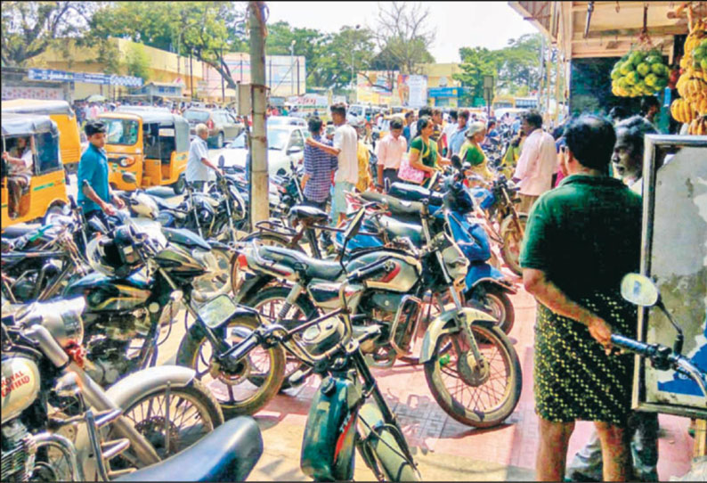 பெரம்பூர் ரெயில் நிலையம்-மாதவரம் நெடுஞ்சாலையில் போக்குவரத்து நெரிசல்