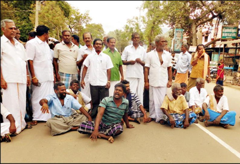 தண்ணீர் திறப்பதை முறைப்படுத்தக்கோரி விவசாயிகள் மறியல்