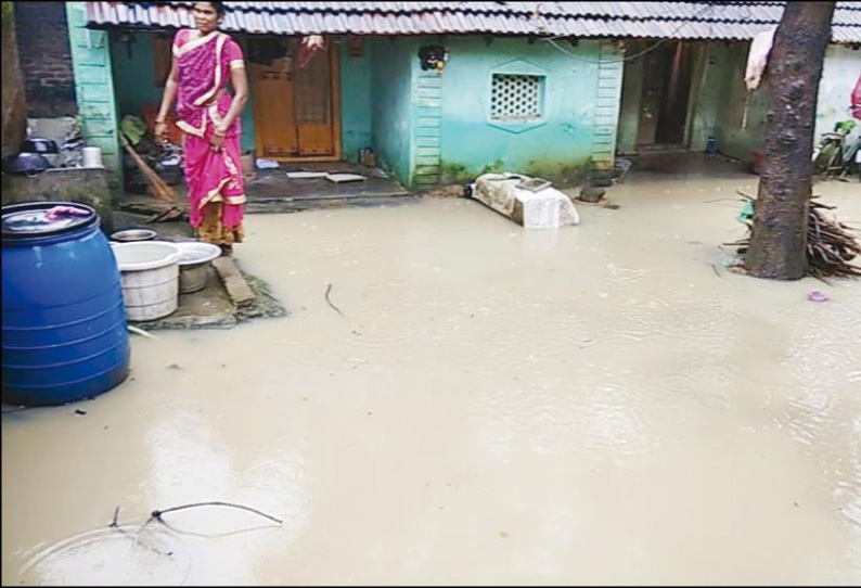 உய்யகொண்டான் ஏரி நிரம்பியதால் ஊருக்குள் வெள்ள நீர் புகுந்தது