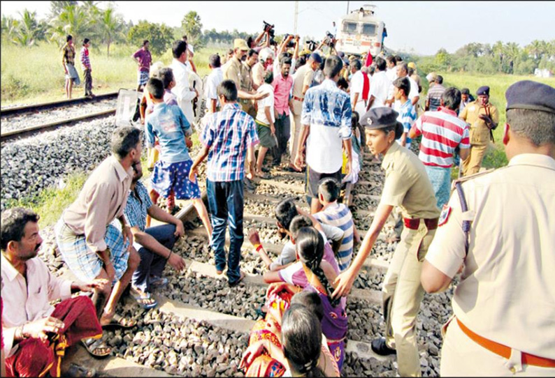 வடமதுரை ரெயில் நிலையத்தை தரம் உயர்த்தக்கோரி ரெயிலை மறித்த கிராம மக்கள் 73 பேர் கைது