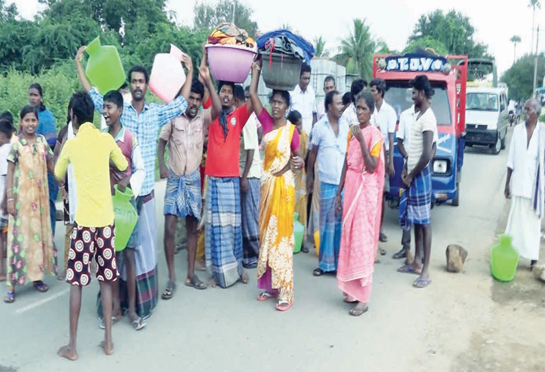 வாழப்பாடியில் குடிநீர் கேட்டு காலிக்குடங்களுடன் பொதுமக்கள் சாலைமறியல்