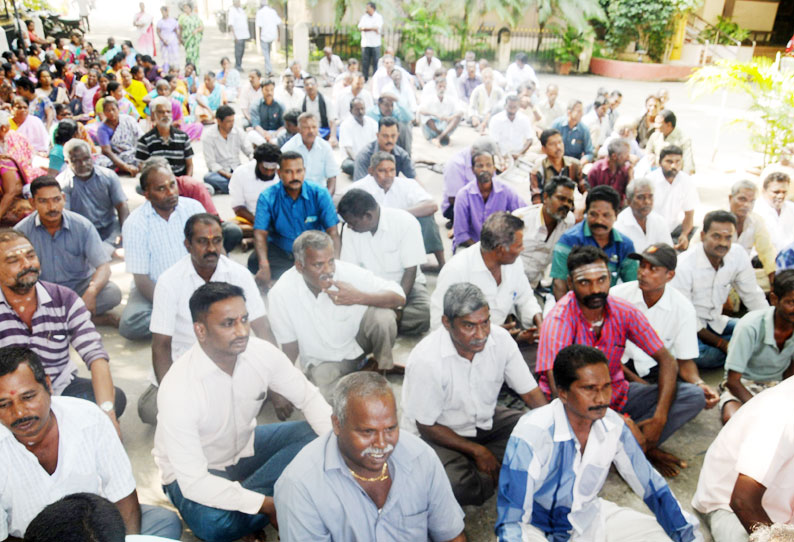 சம்பளம் வழங்காததை கண்டித்து புதுவை நகராட்சி அலுவலகத்தை முற்றுகையிட்டு ஊழியர்கள் போராட்டம்