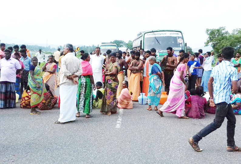 குடிநீர் கேட்டு காலிக்குடங்களுடன் கிராம மக்கள் சாலை மறியல் போக்குவரத்து பாதிப்பு