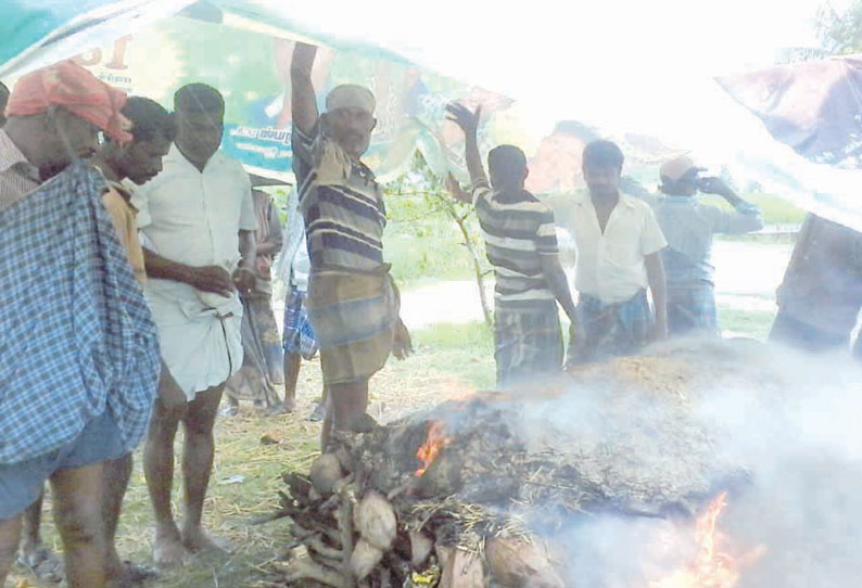 கொட்டும் மழையில், இறந்தவரின் உடல் எரிப்பு மயான கொட்டகை இல்லாததால் அவலம்