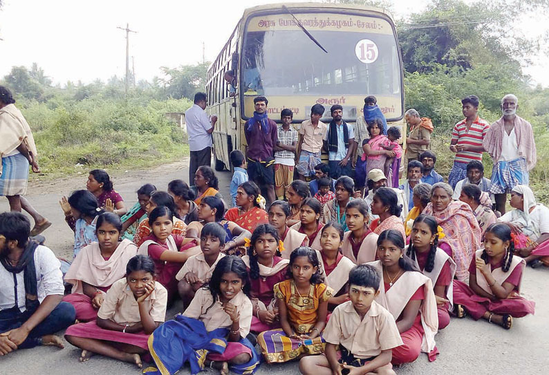 பாதை வசதி கேட்டு அரசு பஸ்சை சிறைபிடித்து பொதுமக்கள் சாலை மறியல் 32 பேர் மீது வழக்கு