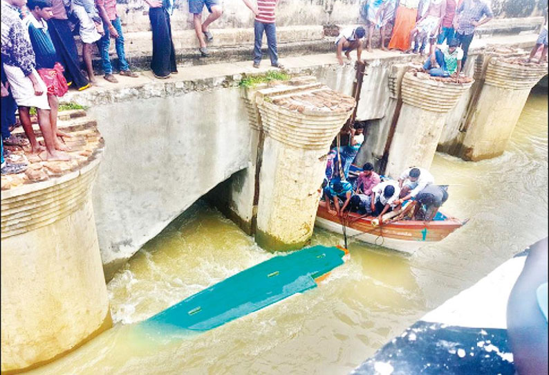 வேளாங்கண்ணி அருகே ஆற்றில் படகு கவிழ்ந்து கல்லூரி மாணவர் மாயம் தேடும் பணி தீவிரம்