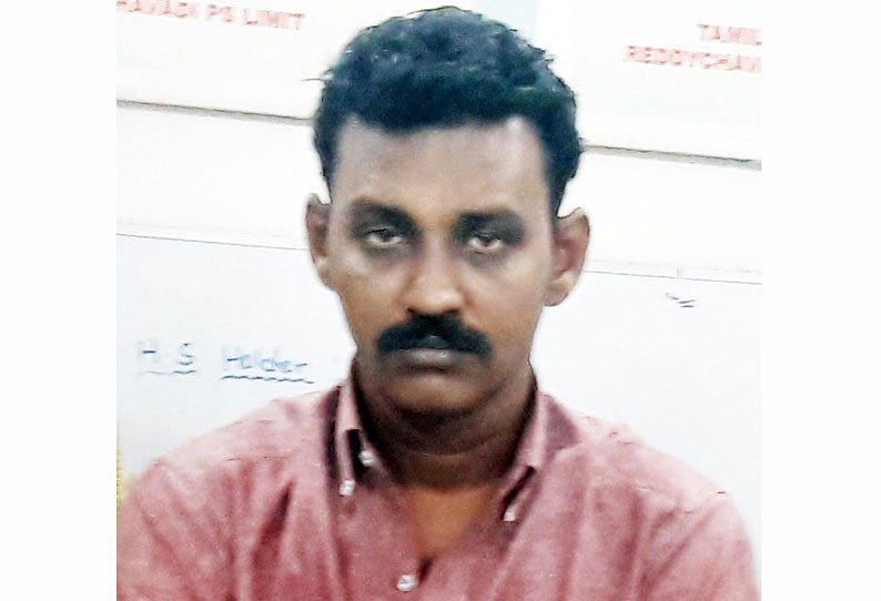 காதலியுடன் வந்தவரை மிரட்டி நகை பறிப்பு; போலீஸ் போல் நடித்து கைவரிசை காட்டியவர் கைது