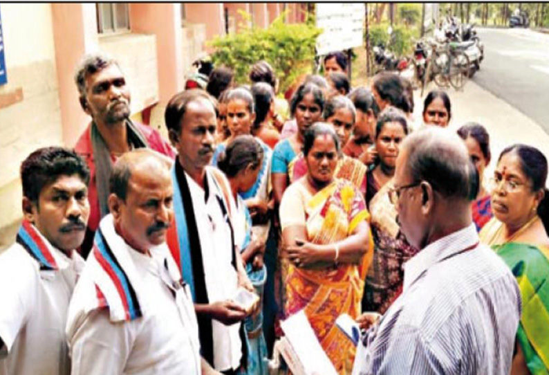 கந்துவட்டி வசூலிப்பவர் மீது நடவடிக்கை எடுக்க வலியுறுத்தி கலெக்டர் அலுவலகத்தை முற்றுகையிட்ட பெண்கள்