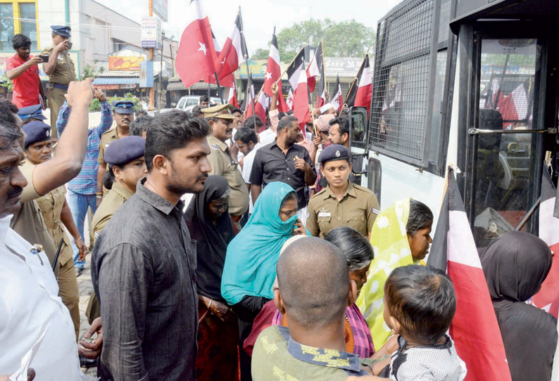 ஈரோடு ரெயில் நிலையத்தை முற்றுகையிட முயன்ற மனிதநேய ஜனநாயக கட்சியினர் 135 பேர் கைது