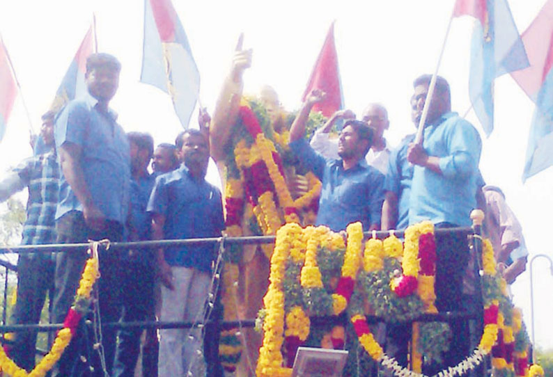 அம்பேத்கர் சிலைக்கு அரசியல் கட்சியினர் மாலை அணிவித்து மரியாதை