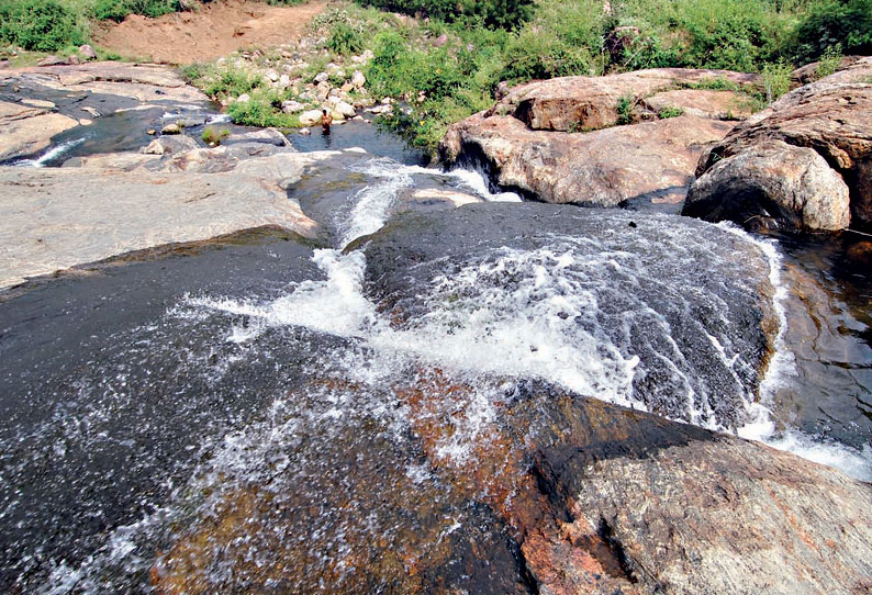 தொட்டிமடை நீர்வீழ்ச்சியை சுற்றுலா தலமாக்க வேண்டும் பொதுமக்கள் கோரிக்கை