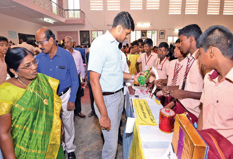 பாளையங்கோட்டையில் மாவட்ட அளவிலான அறிவியல் கண்காட்சி  கலெக்டர் தொடங்கி வைத்தார்