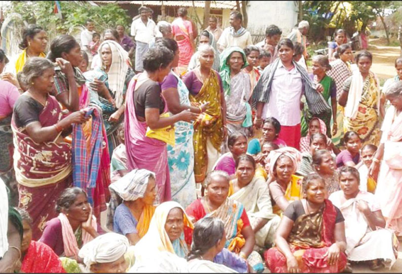 கிராமத்தில் பணி நல பொறுப்பாளரை மாற்றுவதை கண்டித்து பொதுமக்கள் சாலை மறியல்