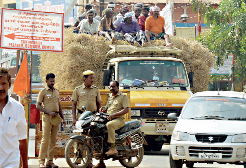 சரக்கு வாகனங்களில் தொடரும் ஆபத்து பயணம் கண்டு கொள்ளாத போலீசார்