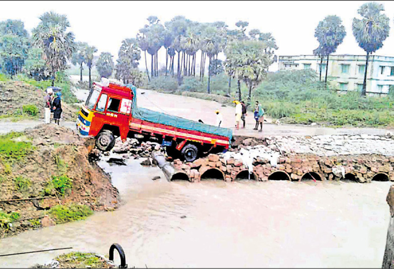 காட்டாற்று வெள்ளத்தில் அடித்து செல்லப்பட்ட பாலத்தில் சிக்கிய லாரி டிரைவர் உயிர் தப்பினார்