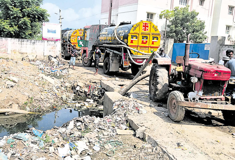 திருவேற்காட்டில் மழைநீர் கால்வாயில் கழிவுநீர் விடப்படுவதால் தொற்றுநோய் பரவும் அபாயம்