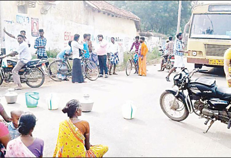 காட்டுமன்னார்கோவில் அருகே அரசு பஸ்சை சிறைபிடித்து கிராம மக்கள் சாலை மறியல்