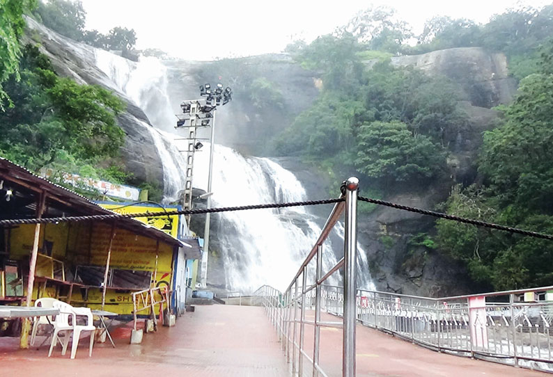 குற்றாலம் மெயின் அருவி, ஐந்தருவியில் வெள்ளப்பெருக்கு குறையவில்லை  சுற்றுலா பயணிகள் 2–வது நாளாக குளிக்க தடை