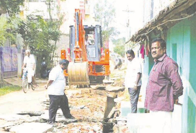 டெங்கு கொசு ஒழிப்பு நடவடிக்கையாக கழிவுநீர் வடிகாலில் இருந்த ஆக்கிரமிப்புகள் அகற்றம்