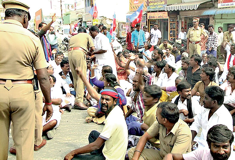 விடுதலை சிறுத்தைகள் கட்சியினர் சாலை மறியல் உருவபொம்மையை எரித்த 90 பேர் கைது