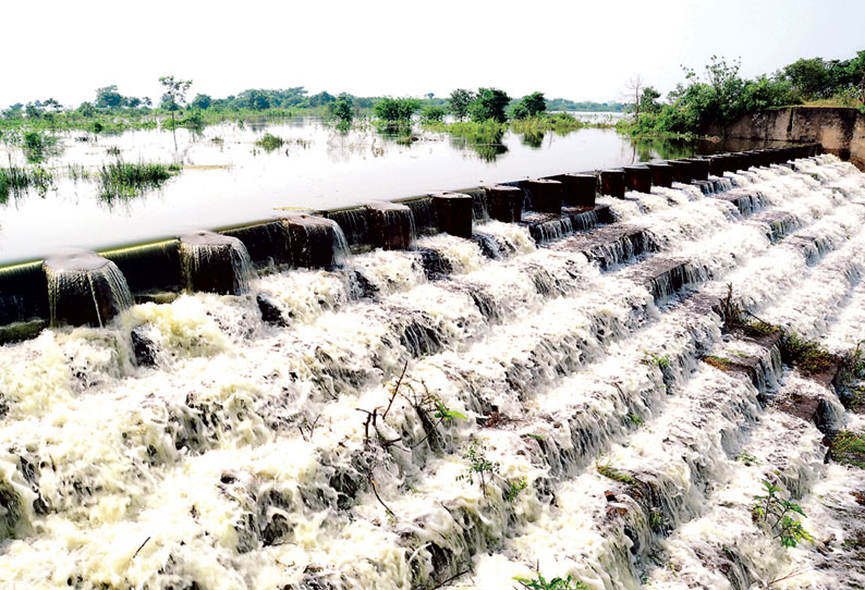 பாகூர் ஏரி நிரம்பியது விவசாயிகள் மகிழ்ச்சி