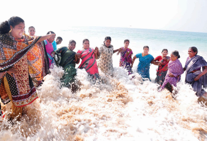 மாயமானவர்களை தேடும் பணியை தீவிரப்படுத்த கோரி கடலுக்குள் இறங்கி மீனவர்கள் போராட்டம்